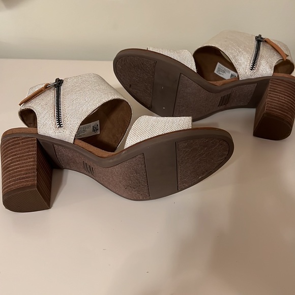 Tom’s wedge sandal. Brown and tan/cream. Size 10. Lightly worn - Picture 3 of 3